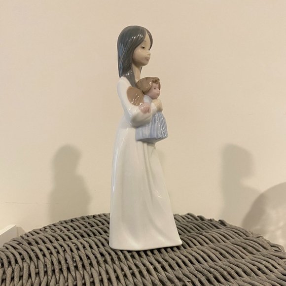 Nao by Lladro 'Girl with Doll' - Picture 2 of 6
